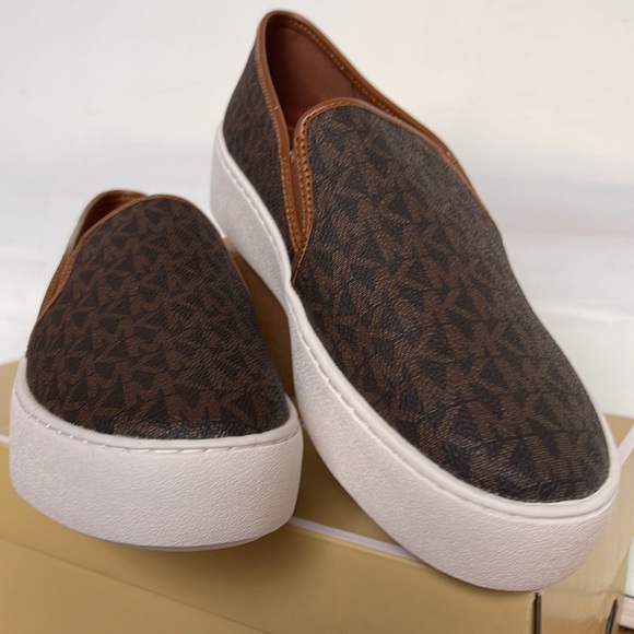 Michael Kors TEDDI SLIP ON
MK SIGNATURE SM
Platforms - Sneakers - Picture 6 of 16